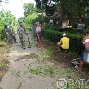 Wujud Kemanunggalan TNI Dengan Rakyat, Anggota Pos Ramil Selopuro Gelar Kerja Bakti Bersama