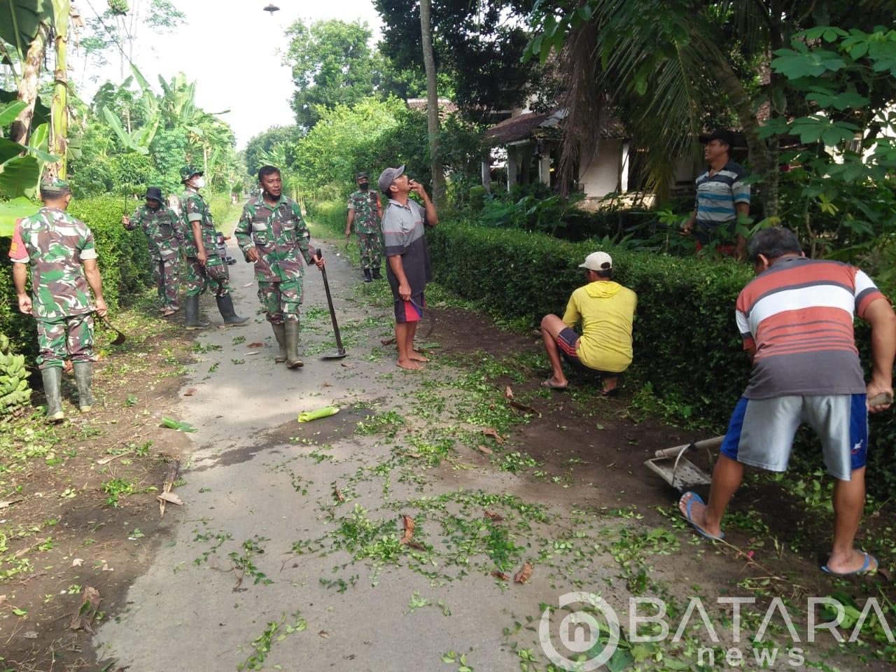Wujud Kemanunggalan TNI Dengan Rakyat, Anggota Pos Ramil Selopuro Gelar Kerja Bakti Bersama Wujud Kemanunggalan TNI Dengan Rakyat, Anggota Pos Ramil Selopuro Gelar Kerja Bakti Bersama