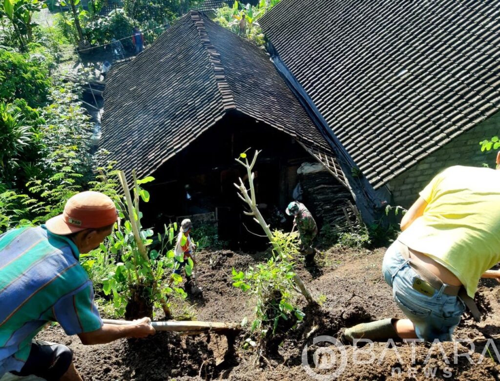 Wujud Kepedulian, Anggota Koramil Tipe B 0808/13 Doko Gelar Kerja Bakti Bersama Warga