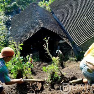 Wujud Kepedulian, Anggota Koramil Tipe B 0808/13 Doko Gelar Kerja Bakti Bersama Warga