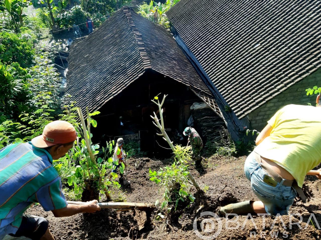 Wujud Kepedulian, Anggota Koramil Tipe B 0808/13 Doko Gelar Kerja Bakti Bersama Warga Wujud Kepedulian, Anggota Koramil Tipe B 0808/13 Doko Gelar Kerja Bakti Bersama Warga