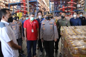 Pastikan Stok Minyak Goreng Aman, Kapolda Kalbar Sidak Gudang Distributor