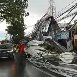 Angin Puting Beliung Robohkan Rumah Dan Toko Di Seleko Jakenan