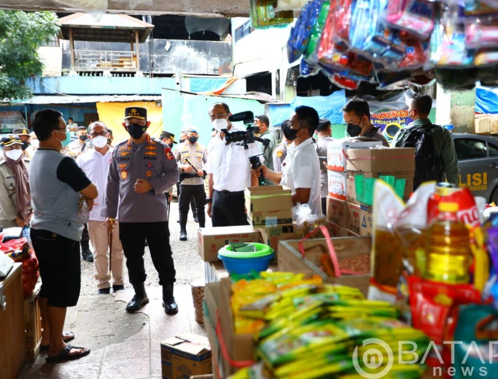 Tinjau Pasar Minggu, Kapolri Pastikan Stok Minyak Curah untuk Warga Aman