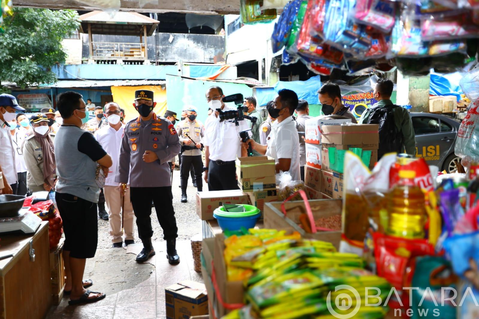 Tinjau Pasar Minggu, Kapolri Pastikan Stok Minyak Curah untuk Warga Aman Tinjau Pasar Minggu, Kapolri Pastikan Stok Minyak Curah untuk Warga Aman