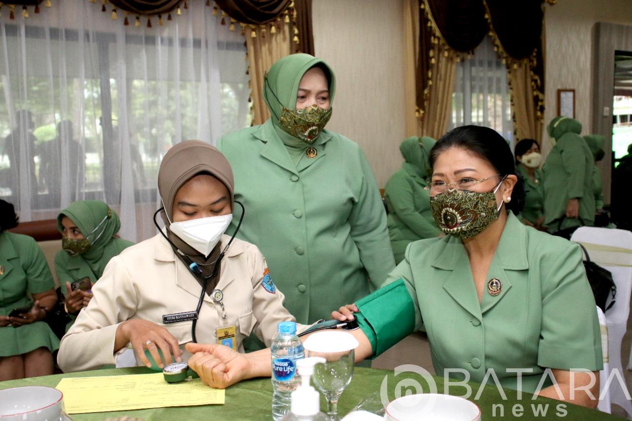 Peringati HUT Persit ke-76, Persit KCK Daerah XII/Tpr Laksanakan Donor Darah dan Pap Smear Peringati HUT Persit ke-76, Persit KCK Daerah XII/Tpr Laksanakan Donor Darah dan Pap Smear