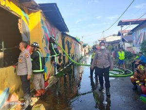 Kebakaran Hanguskan Tiga Unit Ruko Pal Sembilan Sungai Kakap Kubu Raya, Berikut Kronologinya