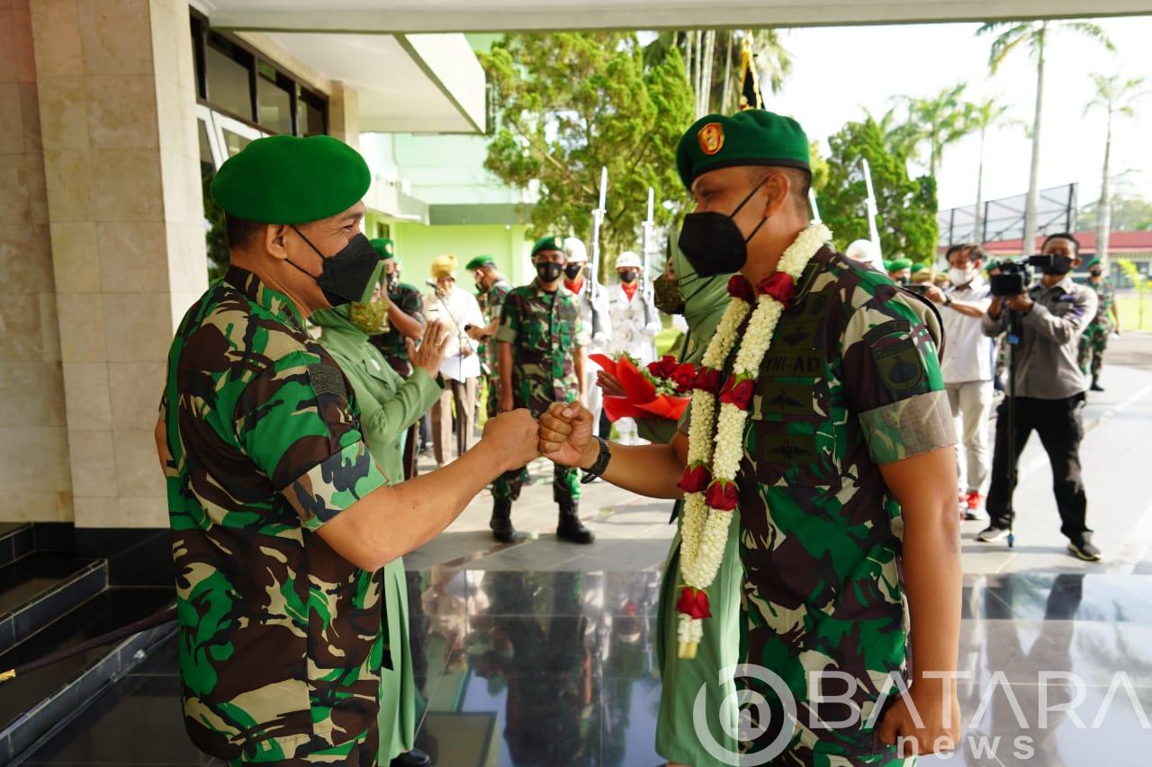 Prajurit Korem 071/Wijayakusuma Sambut Calon Danrem Baru Prajurit Korem 071/Wijayakusuma Sambut Calon Danrem Baru