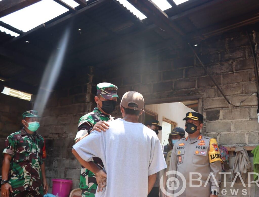 Dandim 0808/Blitar, Tinjau Langsung Kondisi Terkini Pasca Kejadian Angin Puting Beliung Di Dusun Gambar