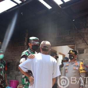 Dandim 0808/Blitar, Tinjau Langsung Kondisi Terkini Pasca Kejadian Angin Puting Beliung Di Dusun Gambar