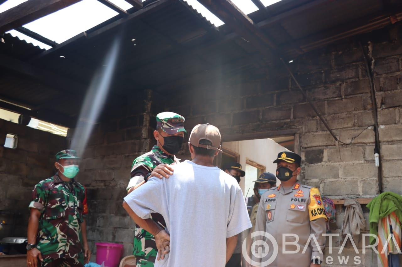 Dandim 0808/Blitar, Tinjau Langsung Kondisi Terkini Pasca Kejadian Angin Puting Beliung Di Dusun Gambar Dandim 0808/Blitar, Tinjau Langsung Kondisi Terkini Pasca Kejadian Angin Puting Beliung Di Dusun Gambar