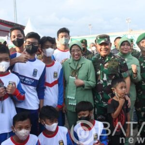 Momen Indah Kasad Sapa Anak-Anak Sekolah dan Berswafoto Bersama di Sela-Sela Kunker