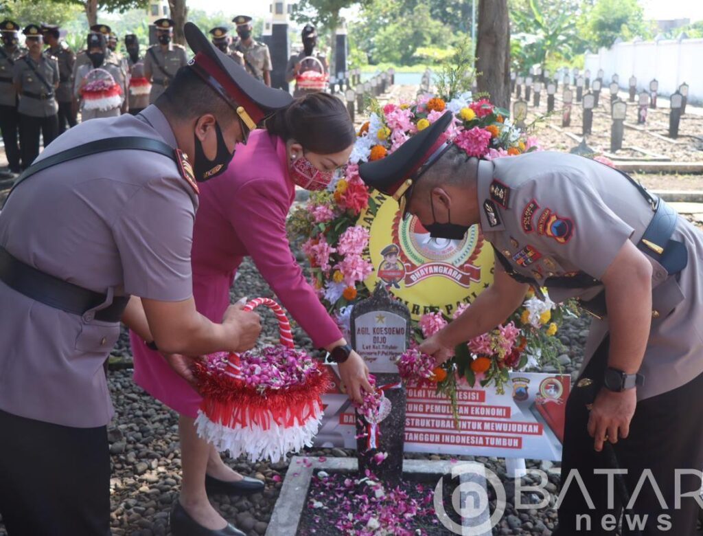 Jelang Hari Bhayangkara Ke 76, Kapolres Pati dan jajaran Ziarah ke Makam Kapolres Pati Pertama”