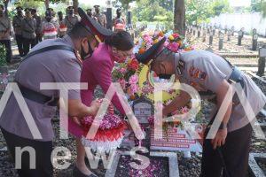 Jelang Hari Bhayangkara Ke 76, Kapolres Pati dan jajaran Ziarah ke Makam Kapolres Pati Pertama”