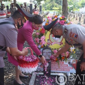 Jelang Hari Bhayangkara Ke 76, Kapolres Pati dan jajaran Ziarah ke Makam Kapolres Pati Pertama”