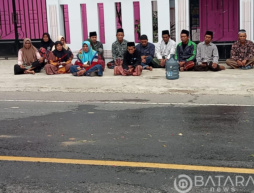Keluarga Korban Tabrak Lari Depan GOR Rembang Gelar Ritual Dan Doa Bersama Ditempat Kejadian