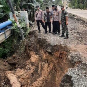 Pjs. Danramil 13/Sedan Tinjau Lokasi Longsor Desa Pacing