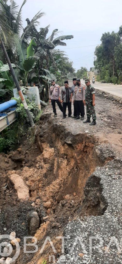 Pjs. Danramil 13/Sedan Tinjau Lokasi Longsor Desa Pacing