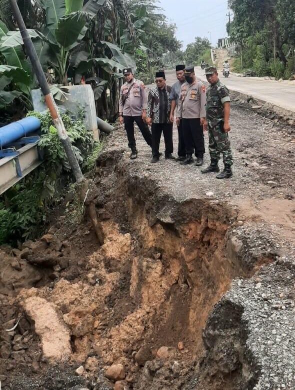 Pjs. Danramil 13/Sedan Tinjau Lokasi Longsor Desa Pacing