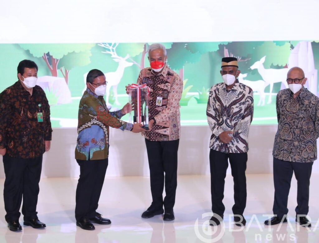Ganjar Pranowo Terima Penghargaan Green Leadership Nirwasita Tantra