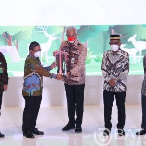 Ganjar Pranowo Terima Penghargaan Green Leadership Nirwasita Tantra