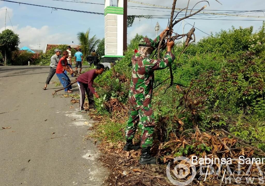 Laksanakan Karya Bakti Pembersihan Jalan, Babinsa Koramil 14/ Sarang Apresiasi Gotong Royong Warga