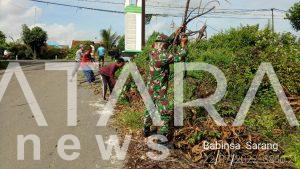 Laksanakan Karya Bakti Pembersihan Jalan, Babinsa Koramil 14/ Sarang Apresiasi Gotong Royong Warga