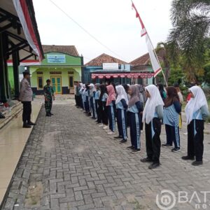 Siapkan Mental Fisik, Babinsa Koramil Kaliori Latih PBB Pada Paskibraka