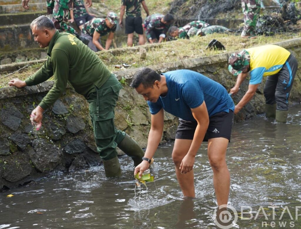 Nyemplung Bareng Bersihkan Kali Rompang, Danrem 071/Wijayakusuma Lakukan Rakoor