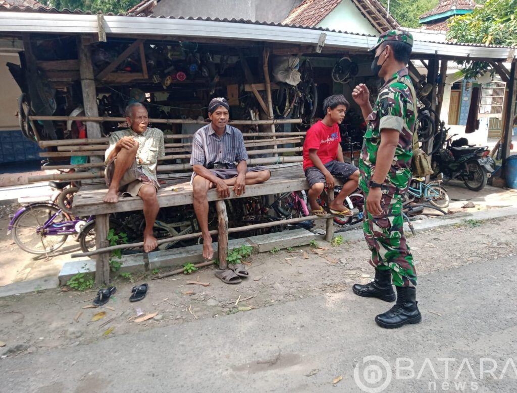 Melalui Komsos, Babinsa Ingatkan Warga Jaga Keamanan Dan Ketertiban Desa