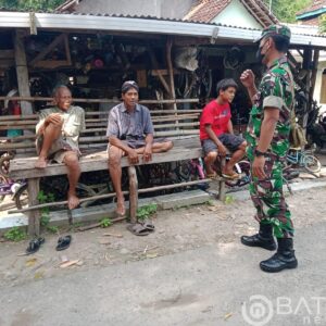 Melalui Komsos, Babinsa Ingatkan Warga Jaga Keamanan Dan Ketertiban Desa