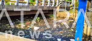 Warga Setempat Keluhkan Sampah Berbau Menumpuk di Sungai Desa Blaru