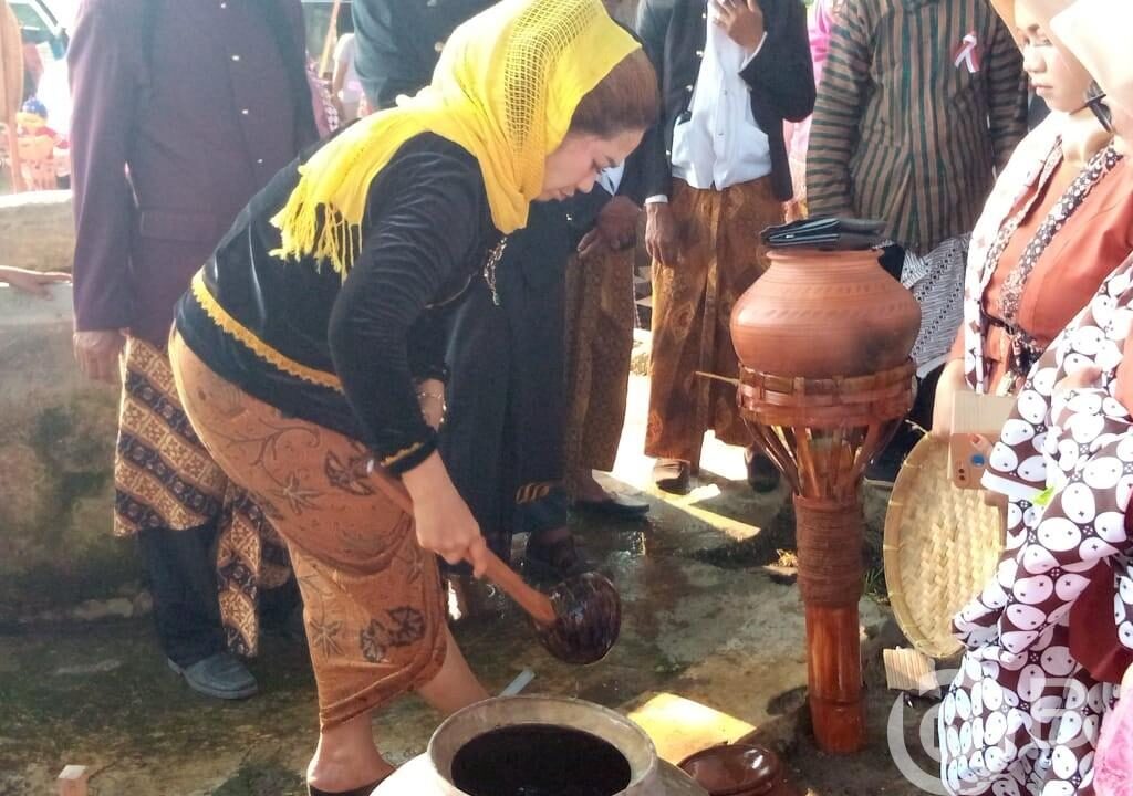 Nguri- uri Tradisi Budaya Jawa, Warga Desa Kumendung Gelar Napak Tilas Tirta Aji Desa Kumendung.