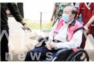 Surya Darmadi Keluar Pakai Kursi Roda Usai Diperiksa, Tiru Roy Suryo Kah?