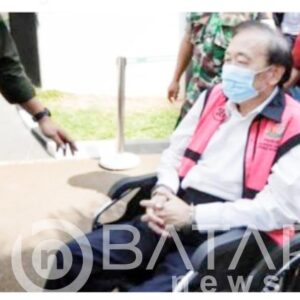 Surya Darmadi Keluar Pakai Kursi Roda Usai Diperiksa, Tiru Roy Suryo Kah?