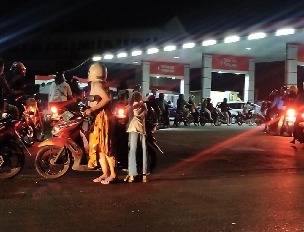 SPBU di Pati di Penuhi Antrian Panjang