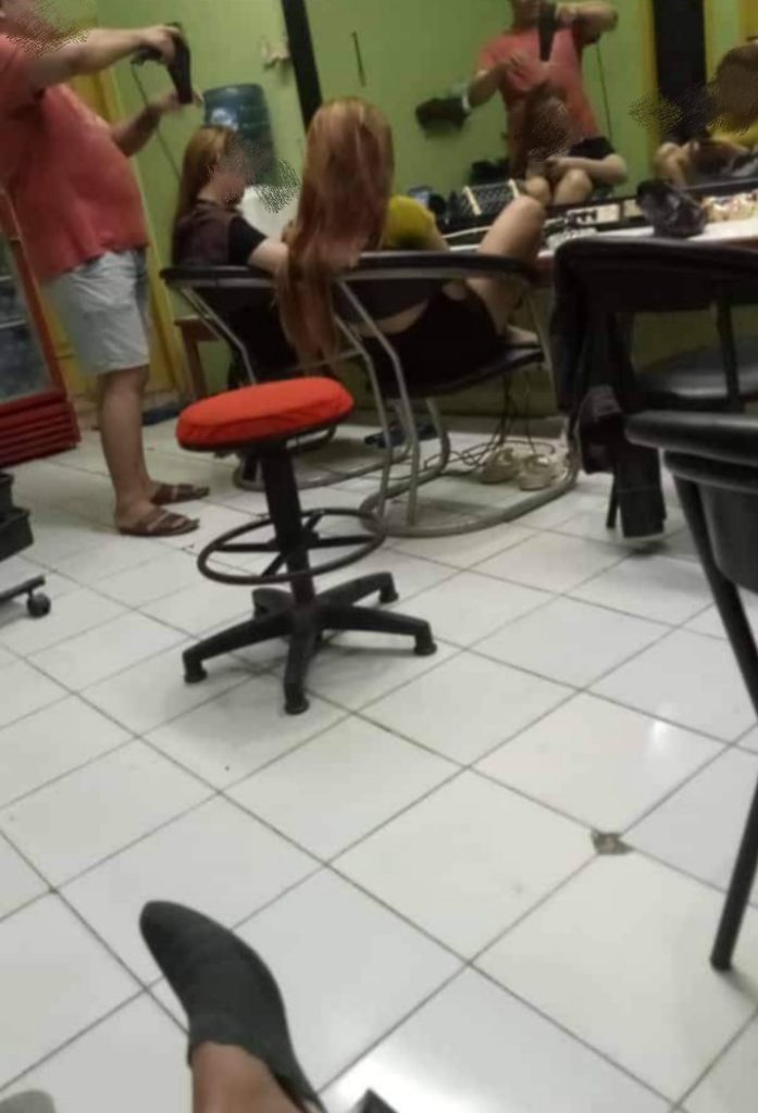Garis Segel Polis line Bukti Segel Tempat Hiburan Karaoke KOPLAK di Jebol
