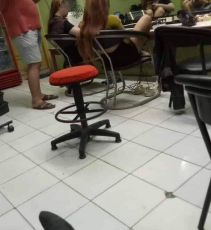 Garis Segel Polis line Bukti Segel Tempat Hiburan Karaoke KOPLAK di Jebol