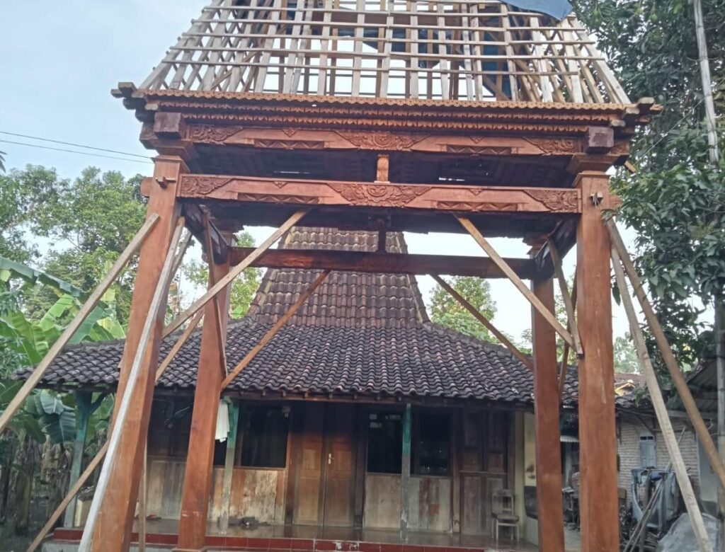 Rumah Joglo Senilai Ratusan Juta Rupiah Berbahan Kayu Jati di Desa Sukoharjo Jadi Sorotan Warga Setempat