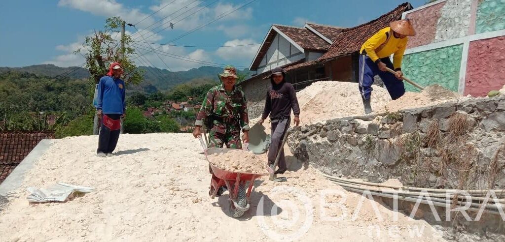 Kehadiran Babinsa, Jalan Pertanian Labuhan Kidul Menjadi Layak