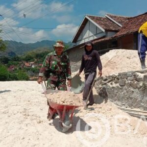 Kehadiran Babinsa, Jalan Pertanian Labuhan Kidul Menjadi Layak
