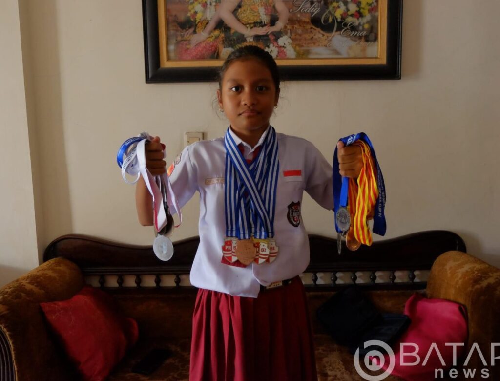 Gadis Kecil Asal Pati Ini Raih 17 Medali Kejuaraan Renang, Tak Sia-sia Sang Kakek Perjuangkanya