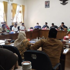 Ketua Komisi D DPRD Pati, Wisnu Wijayanto memarahi Camat Dukuhseti