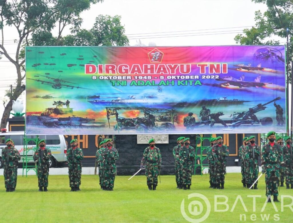 Upacara HUT TNI Ke-77, Panglima TNI Himbau Prajurit dan PNS TNI nya menjaga kepercayaan masyarakat.