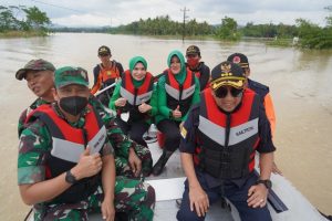 Peduli Kesulitan Masyarakatnya, Ketua Persit KCK Koorcab Rem 071 PD IV/Diponegoro berikan Bantuan Untuk Masyarakat Terdampak Banjir