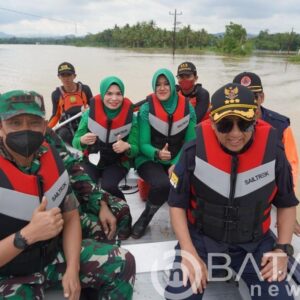 Peduli Kesulitan Masyarakatnya, Ketua Persit KCK Koorcab Rem 071 PD IV/Diponegoro berikan Bantuan Untuk Masyarakat Terdampak Banjir