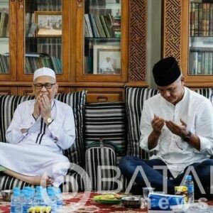 Ganjar di Sambut Dengan Hangat Saat Sowan di Rumah Tuan Guru Syaifuddin Zuhri, Banjarmasin