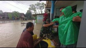 Dandim 0808/Blitar, Diwakili Kasdim Bersama Forkopimda Tinjau Langsung Lokasi Banjir Di Wilayah Kab. Blitar