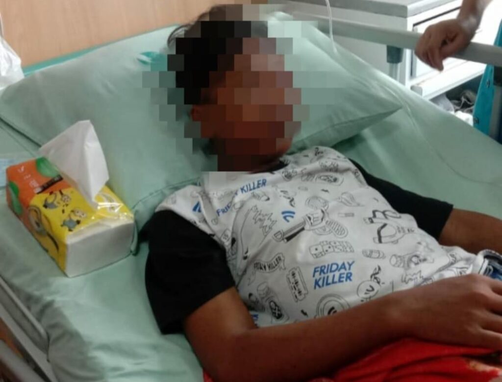 Miris” Hanya Karena Ambil Mangga, Seorang Anak Dibawah Umur Terkena Lemparan Batu Oleh Oknum Penjaga Sekolah