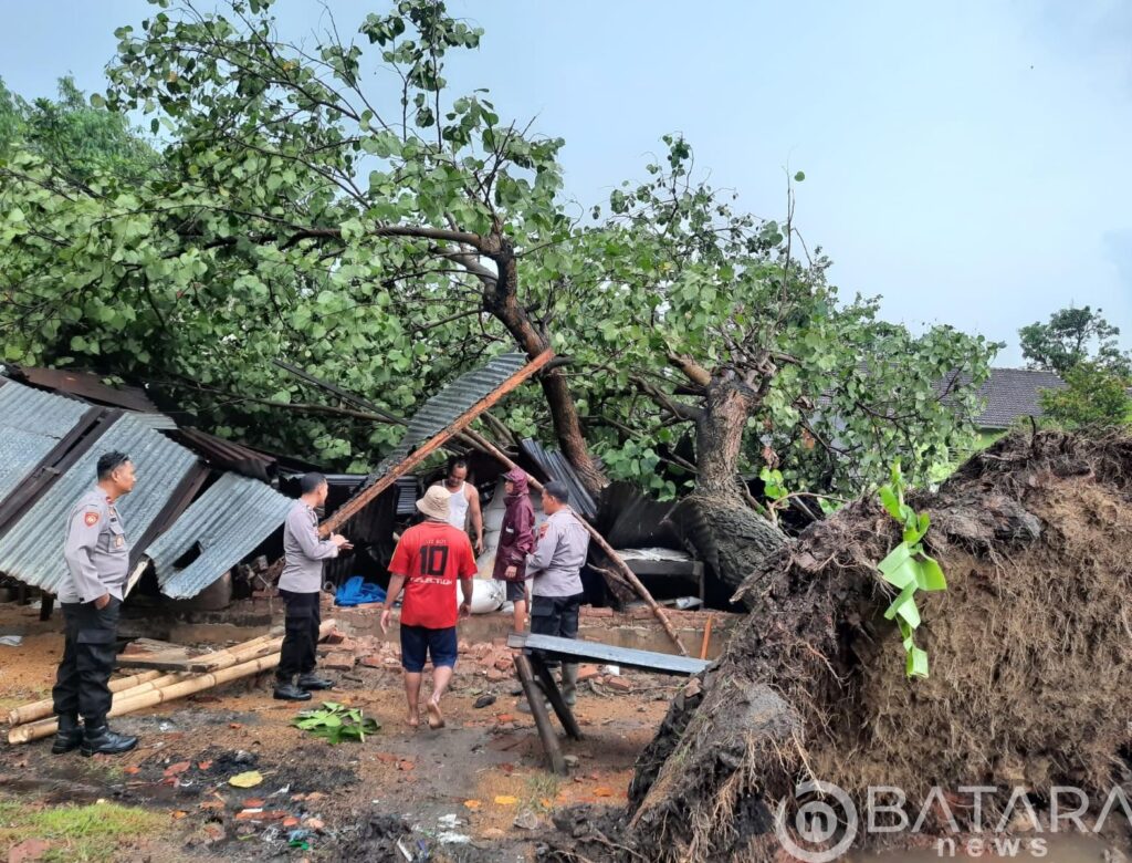 Gabus, Hujan disertai Angin Kencang Akibatkan Pohon Tumbang dan Bangunan kocar-kacir